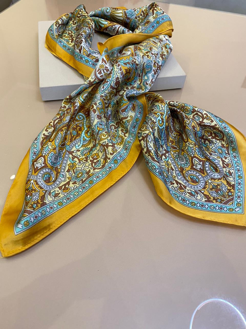 LENÇO AMARELO E VERDE TIFFANY 70X70CM