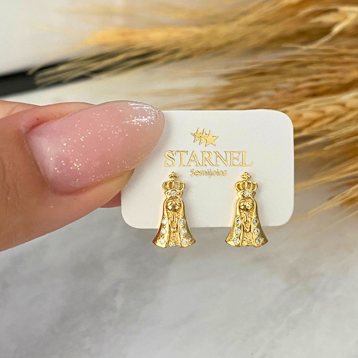 BRINCO PEQUENO NOSSA SENHORA APARECIDA COM COROA E MINI PEDRINHA