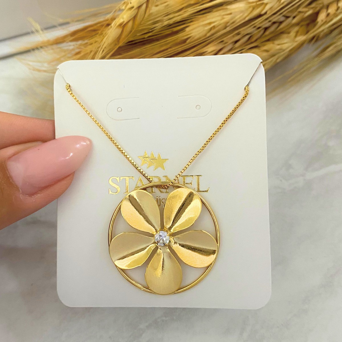 GARGANTILHA COM CIRCULO E UMA FLOR DENTRO COM MIOLO DE ZIRCONIA