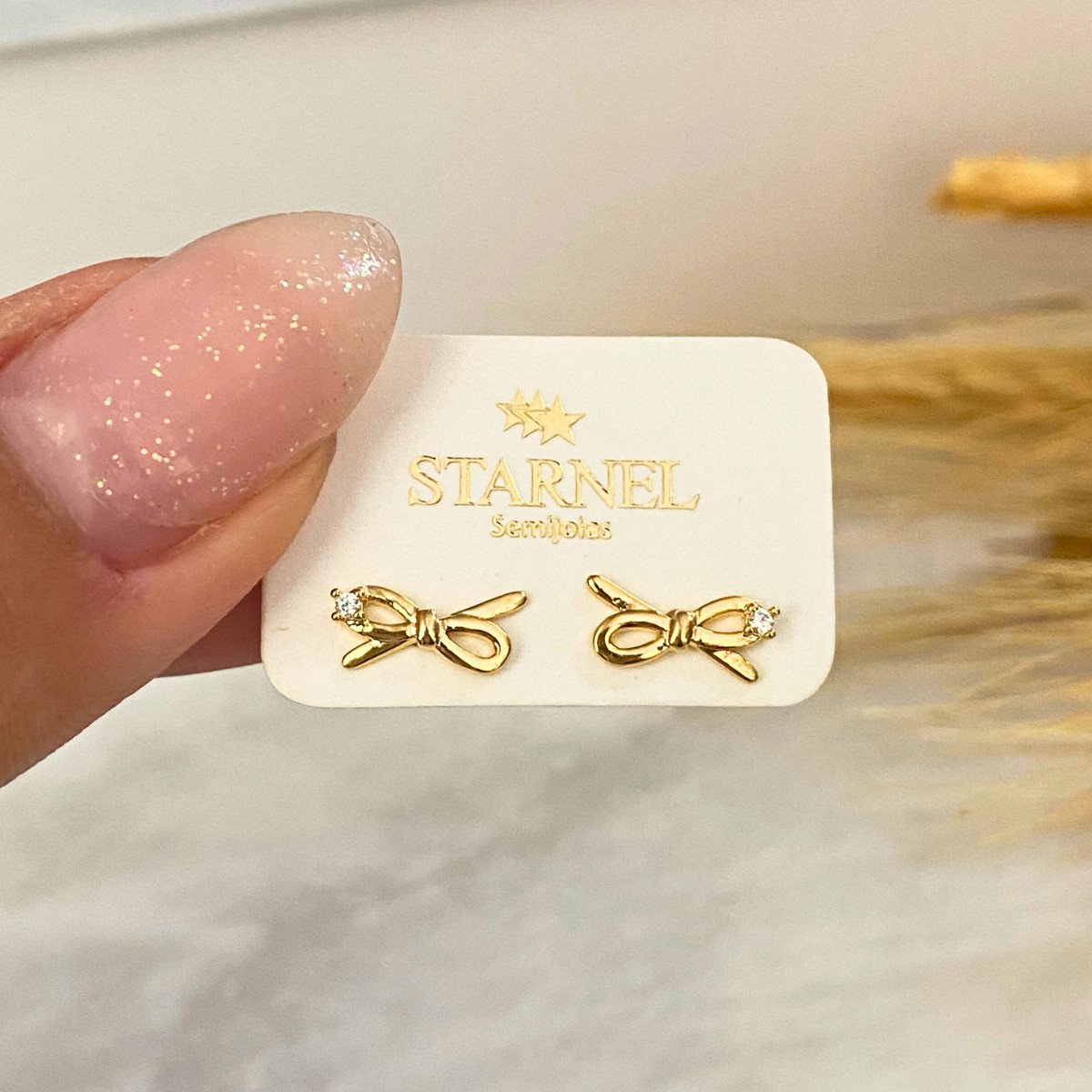 BRINCO LAÇO COM 1 ZIRCONIA NA PONTA