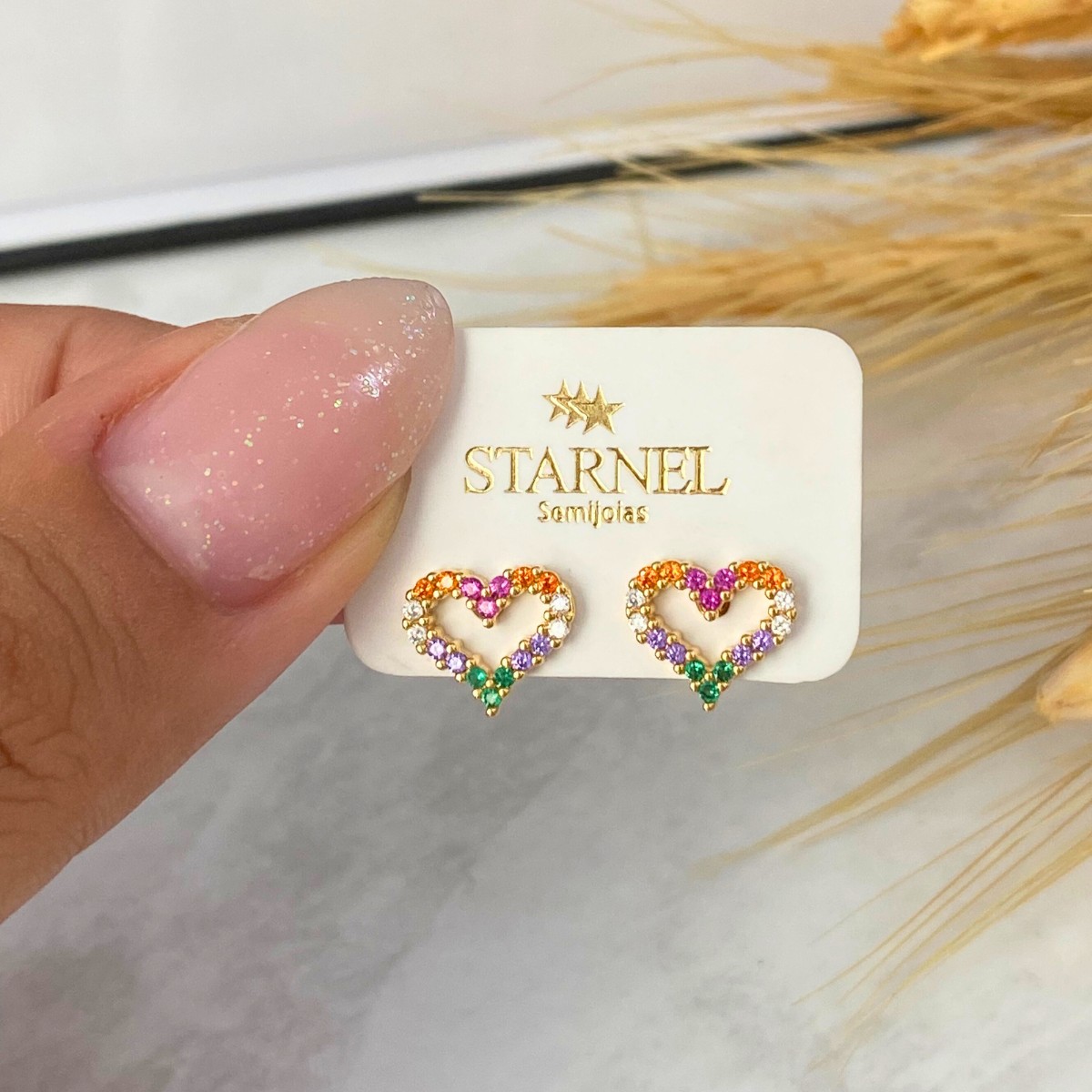 BRINCO PEQUENO CRAVEJADO CORAÇAO COLORIDO 8,6X10MM