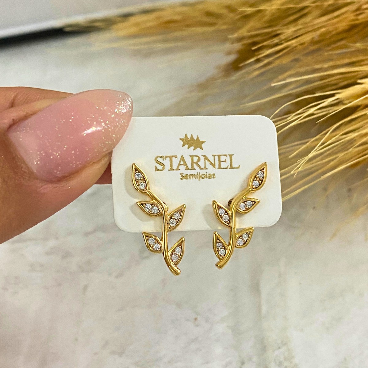 BRINCO EAR CUFF FOLHAGEM COM 5 FOLHAS CRAVEJADO