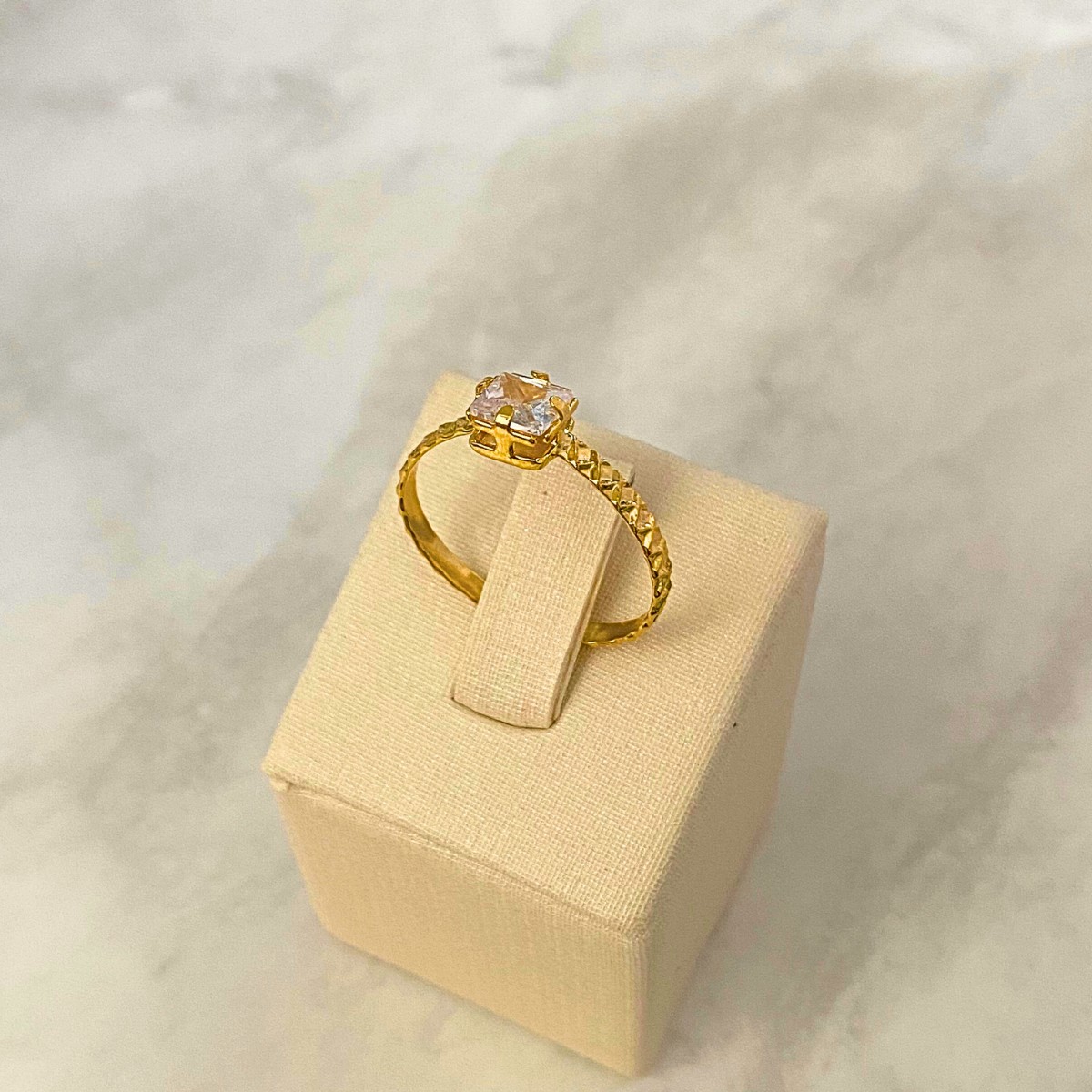 ANEL SOLITARIO FINO LISTRADO COM 1 PREDRA QUADRADA ZIRCONIA