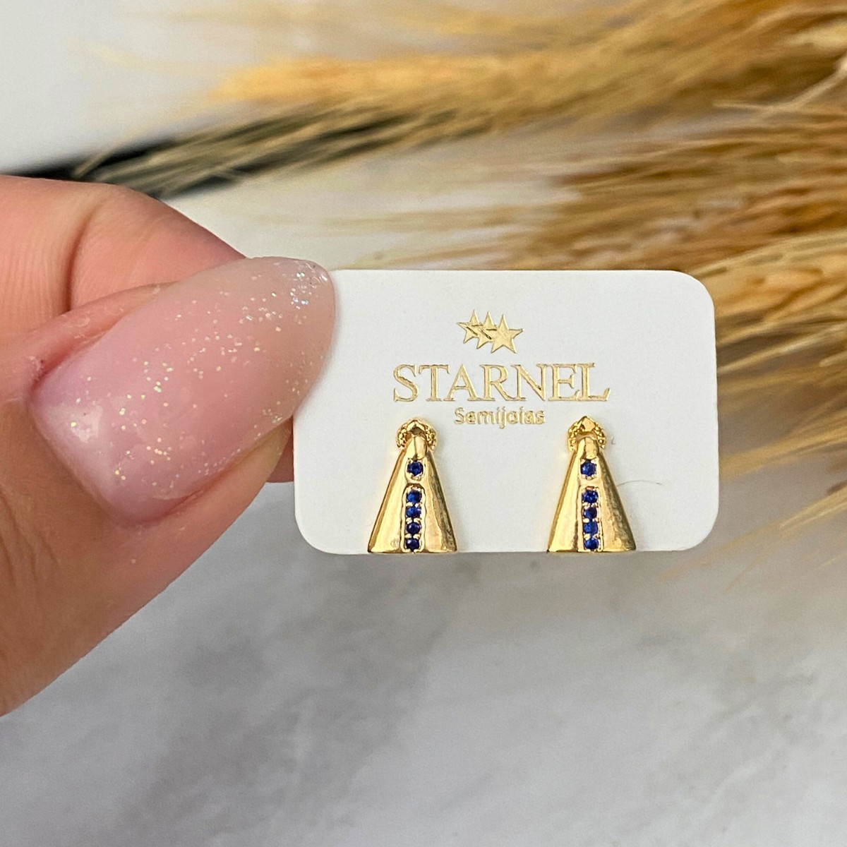 BRINCO PEQUENO NOSSA SENHORA APARECIDA CRAVEJADA COM 5 ZIRCONIA AZUL