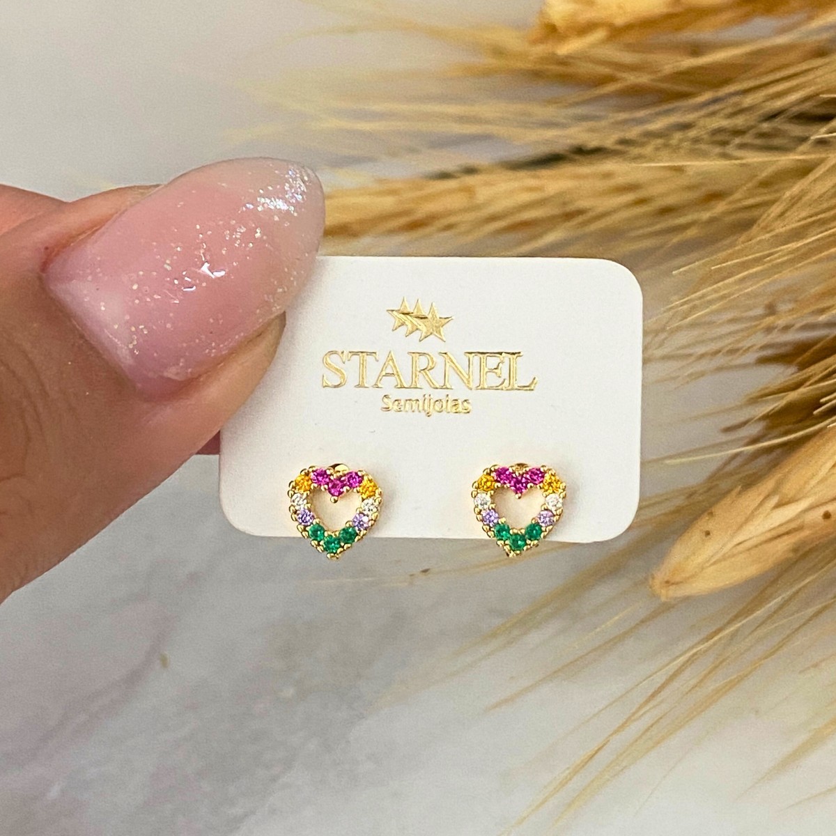 BRINCO PEQUENO CRAVEJADO CORAÇAO COLORIDO