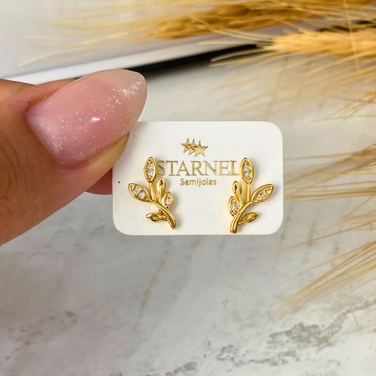 BRINCO PEQUENO FOLHAGEM COM 5 FOLHAS 3 CRAVEJADAS 2 LISAS