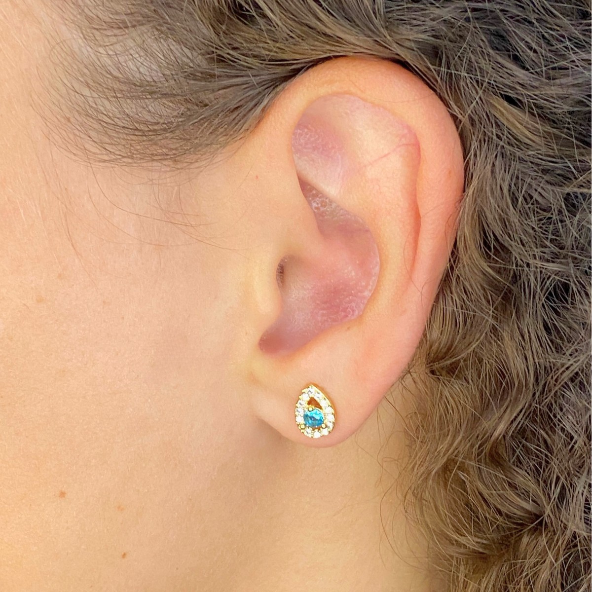 BRINCO PEQUENO GOTA CRAVEJADA CRISTAL POR FORA COM UMA ZIRCONIA ESMERALDA DENTRO