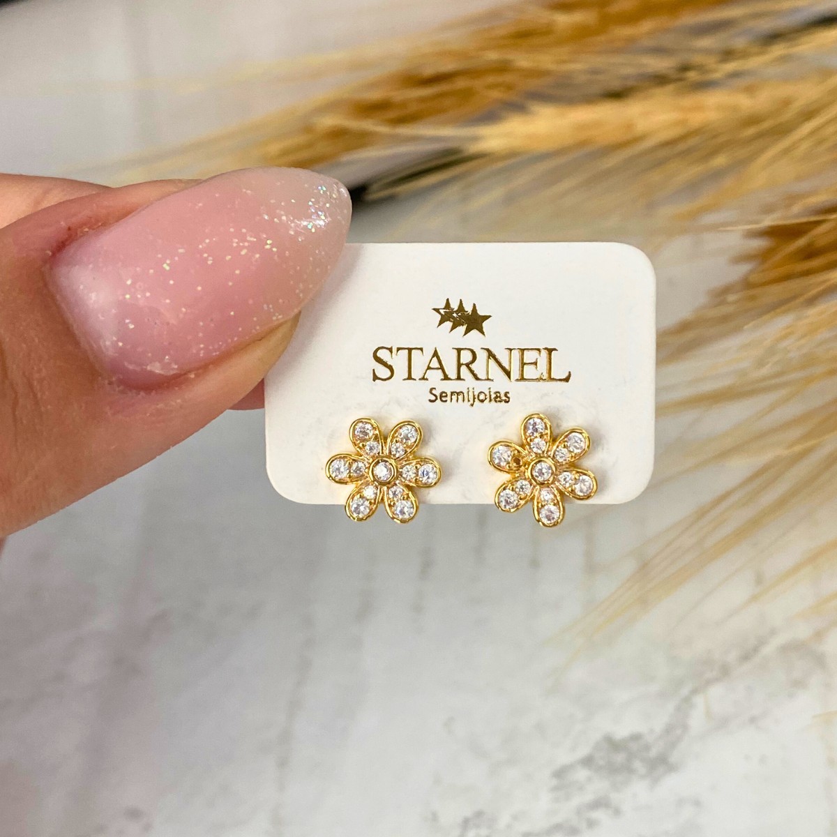 BRINCO PEQUENO FLOR 6 PETALA CRAVEJADA E MIOLO COM UMA ZIRCONIA