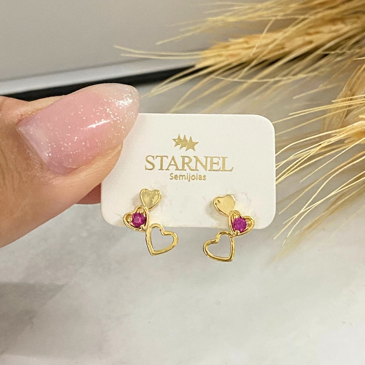 BRINCO PEQUENO ESTILO EAR CUFF 3 CORAÇÕES UM COM A ZIRCONIA CRAVEJADA ROSA