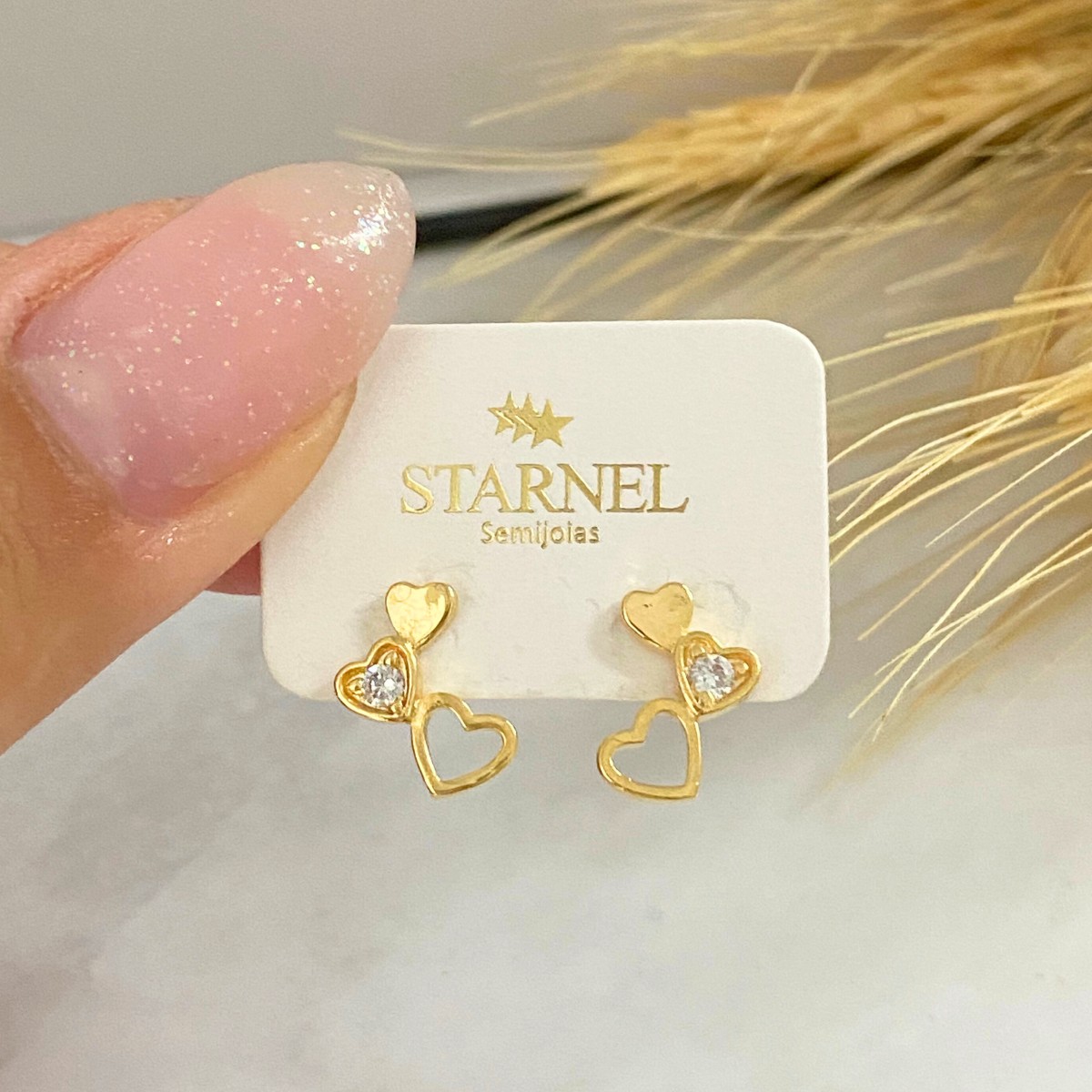 BRINCO PEQUENO ESTILO EAR CUFF 3 CORAÇÕES UM COM A ZIRCONIA CRAVEJADA CRISTAL