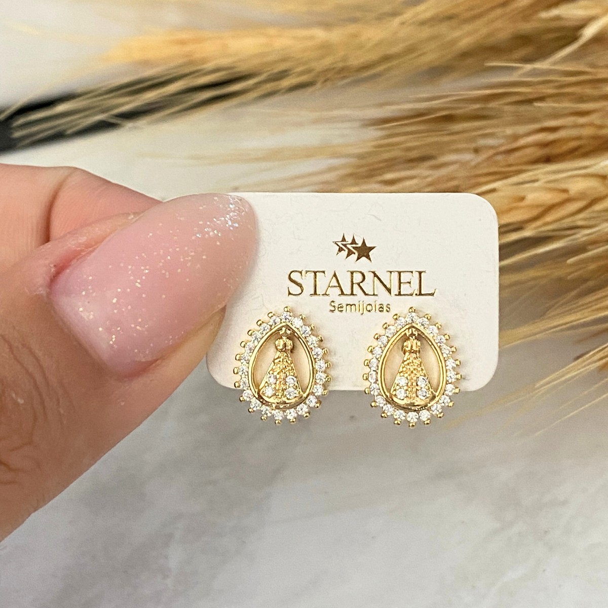 BRINCO PEQUENO CRAVEJADO COM NOSSA SENHORA APARECIDA DENTRO E MANTO CRISTAL