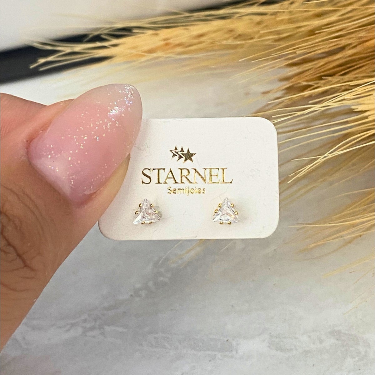 BRINCO PEQUENO ZIRCONIA TRIANGULO CAIXA ALTA 4MM