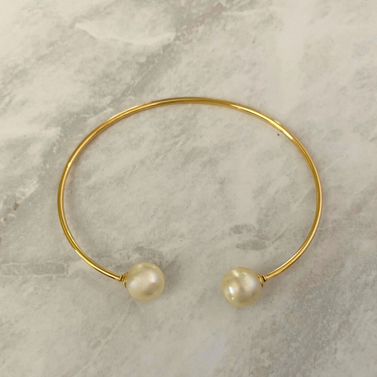 PULSEIRA BRACELETE FIO LISO COM DUAS PEROLAS