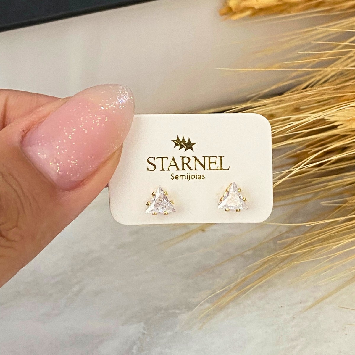 BRINCO PEQUENO ZIRCONIA TRIANGULO CAIXA ALTA 5MM