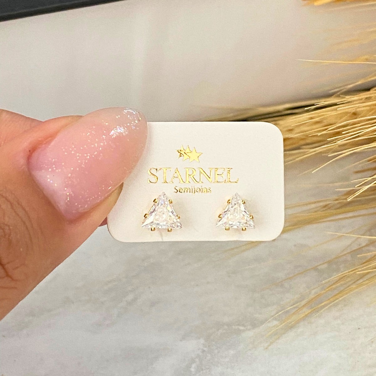 BRINCO PEQUENO ZIRCONIA TRIANGULO CAIXA ALTA 6MM