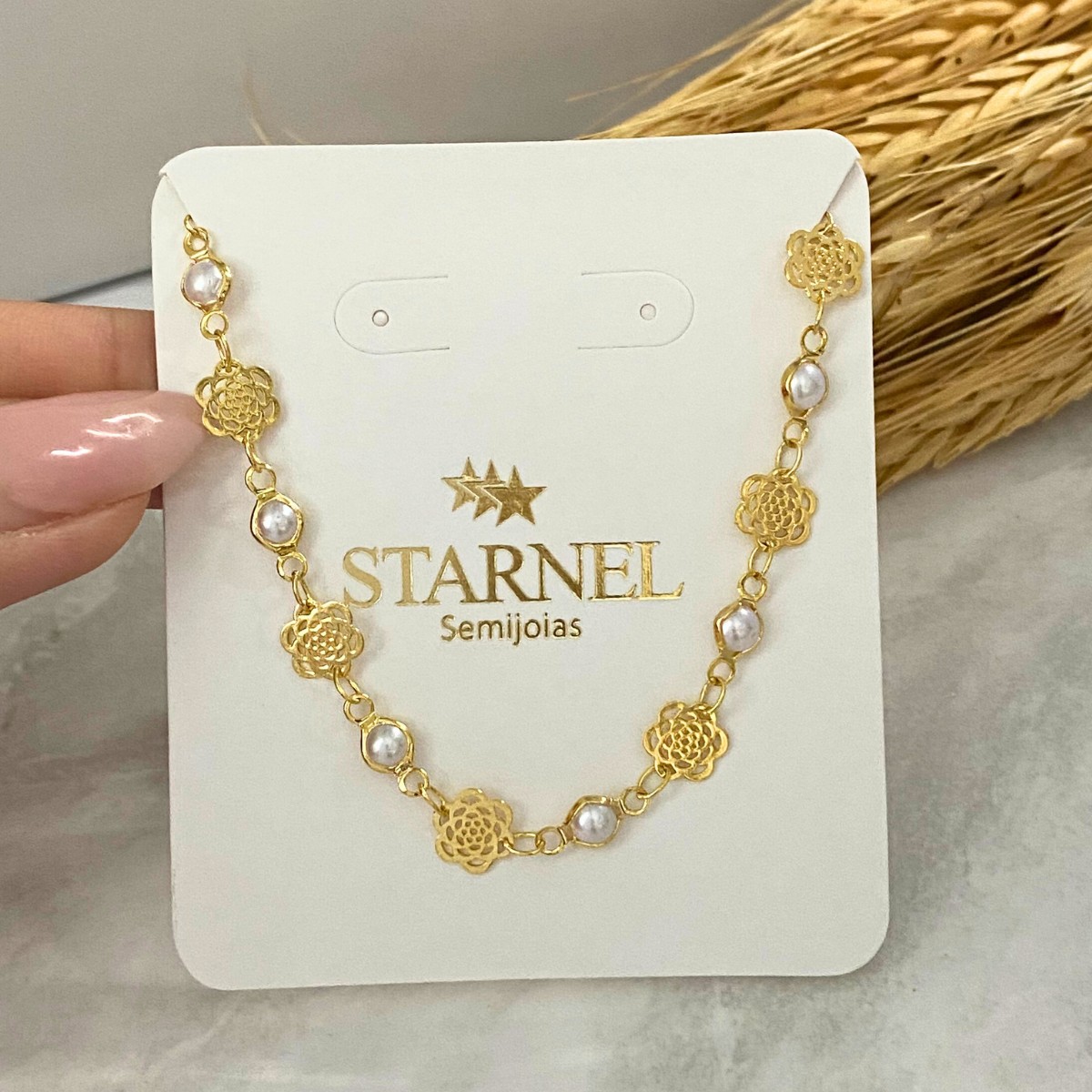 CHOKER COM MINI PEROLAS E ROSAS DE CHAPA COM EXTENSOR