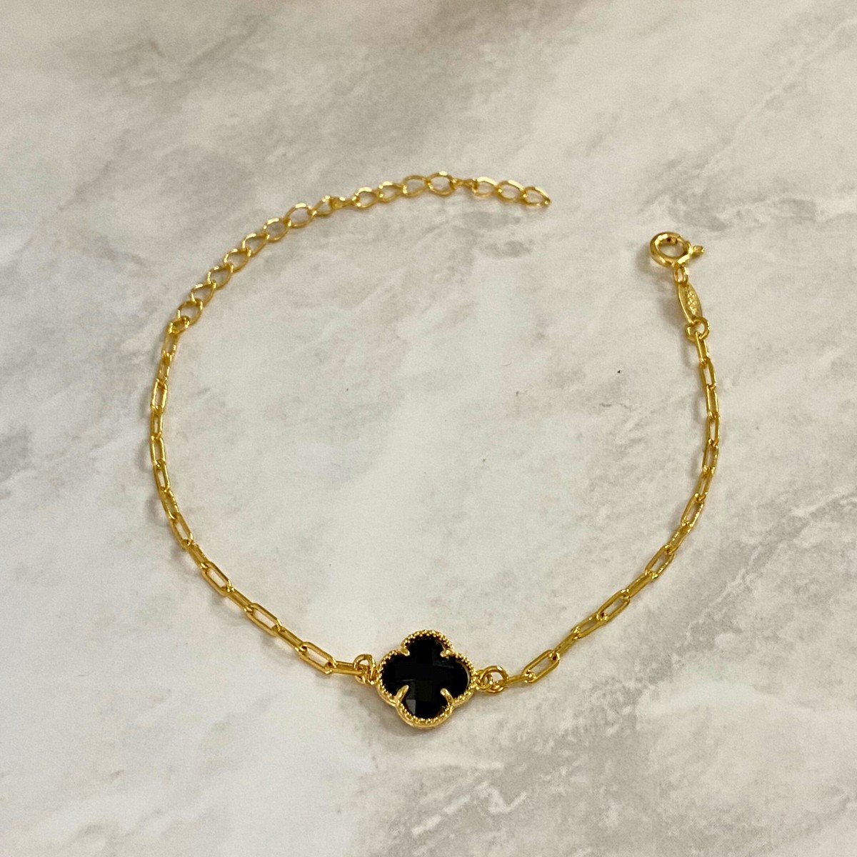 PULSEIRA COM UM TREVO DE 4 FOLHAS PRETO ONIX