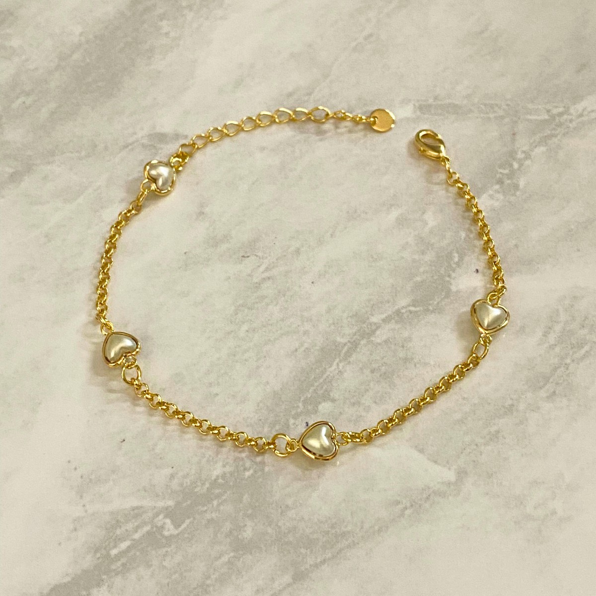 PULSEIRA COM 4 CORAÇÕES DE PEROLA