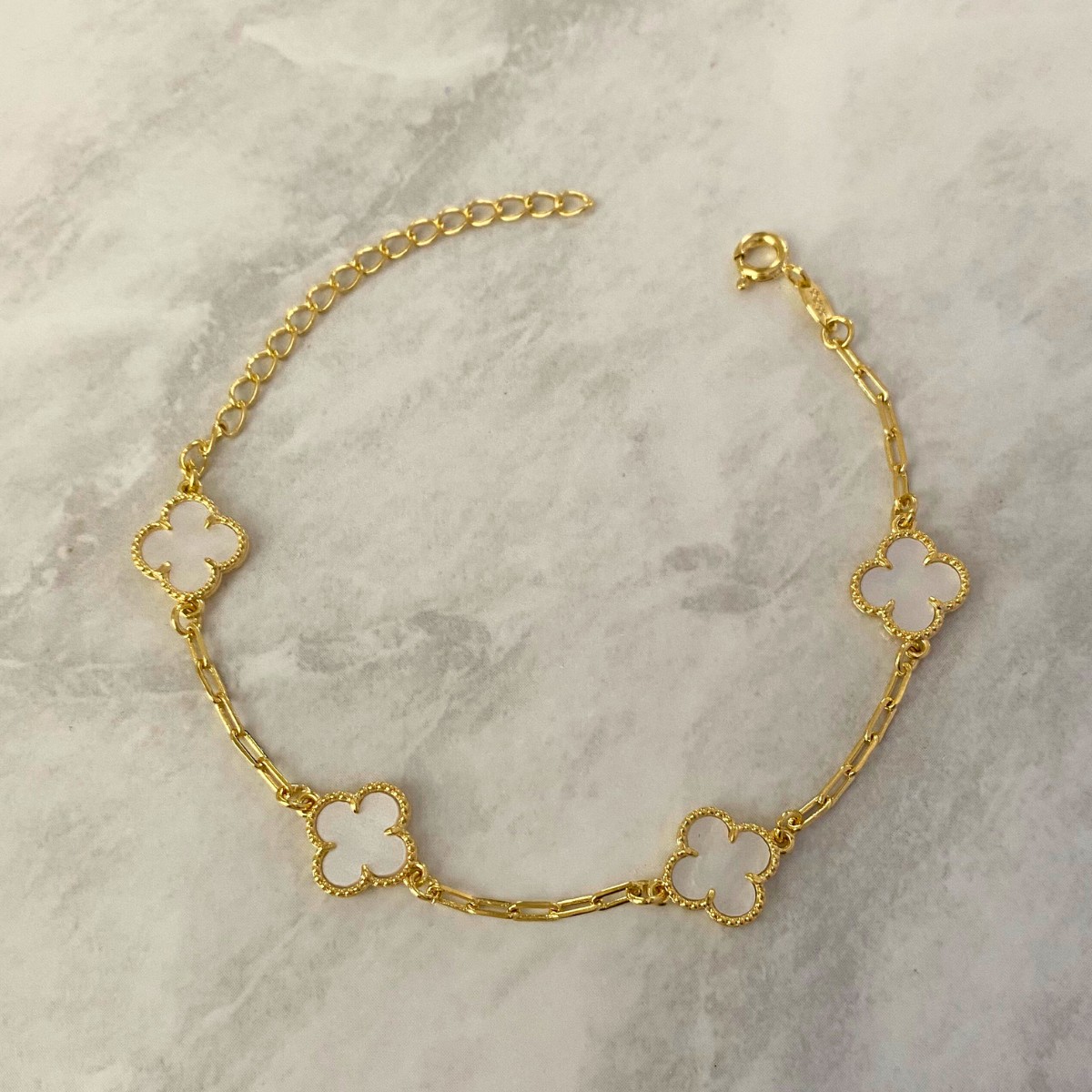 PULSEIRA 4 TREVOS BRANCO PEROLADO RESINA