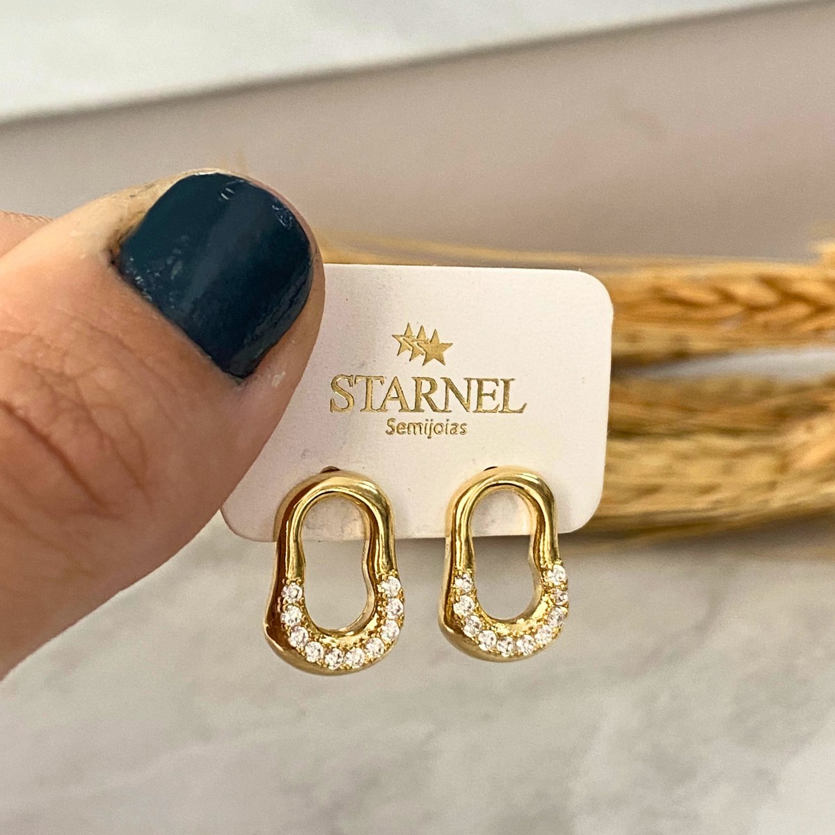 BRINCO ABSTRATO VAZADO METADE LISA E OUTRA CRAVEJADA 10x15MM