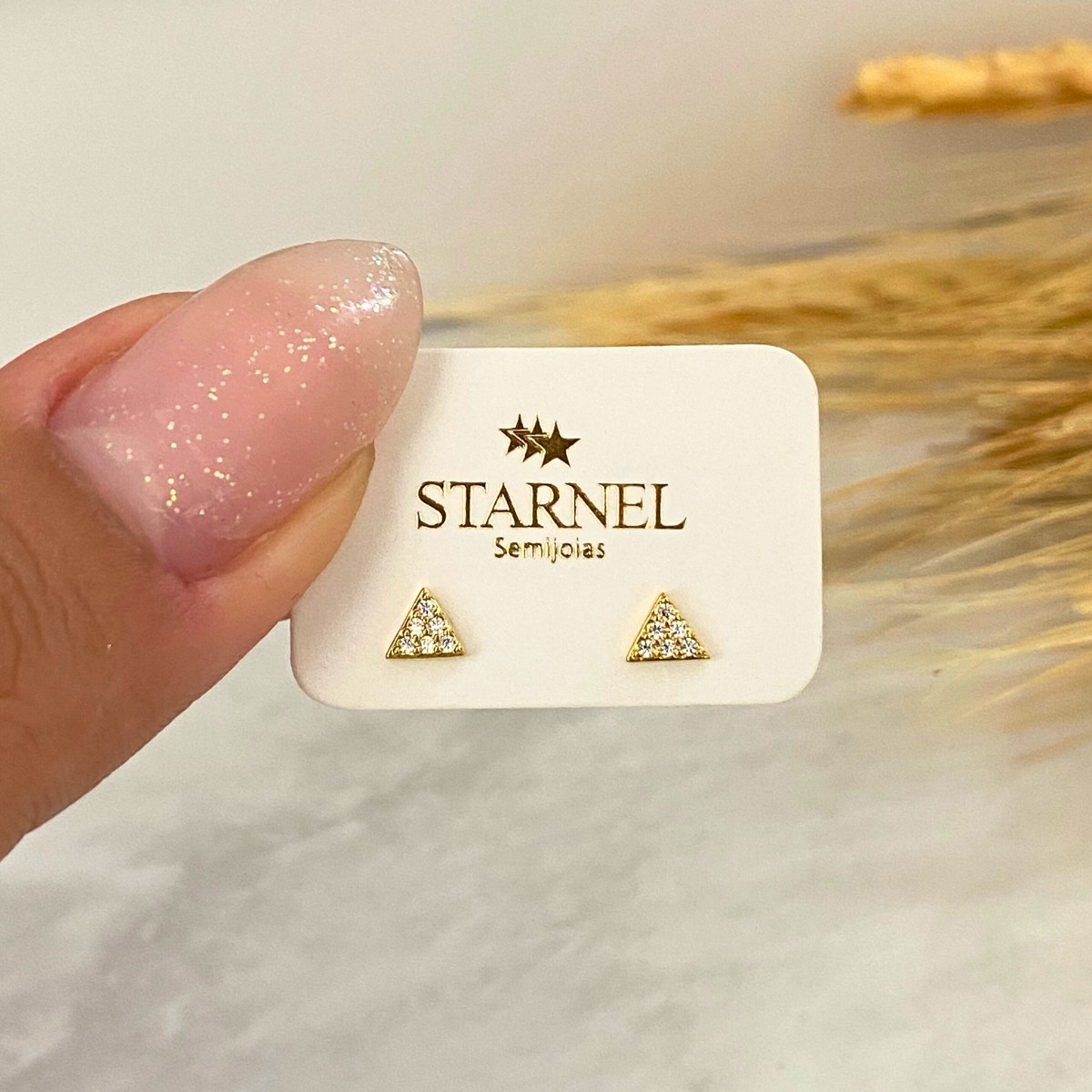 BRINCO PEQUENO CRAVEJADO TRIANGULO 4MM