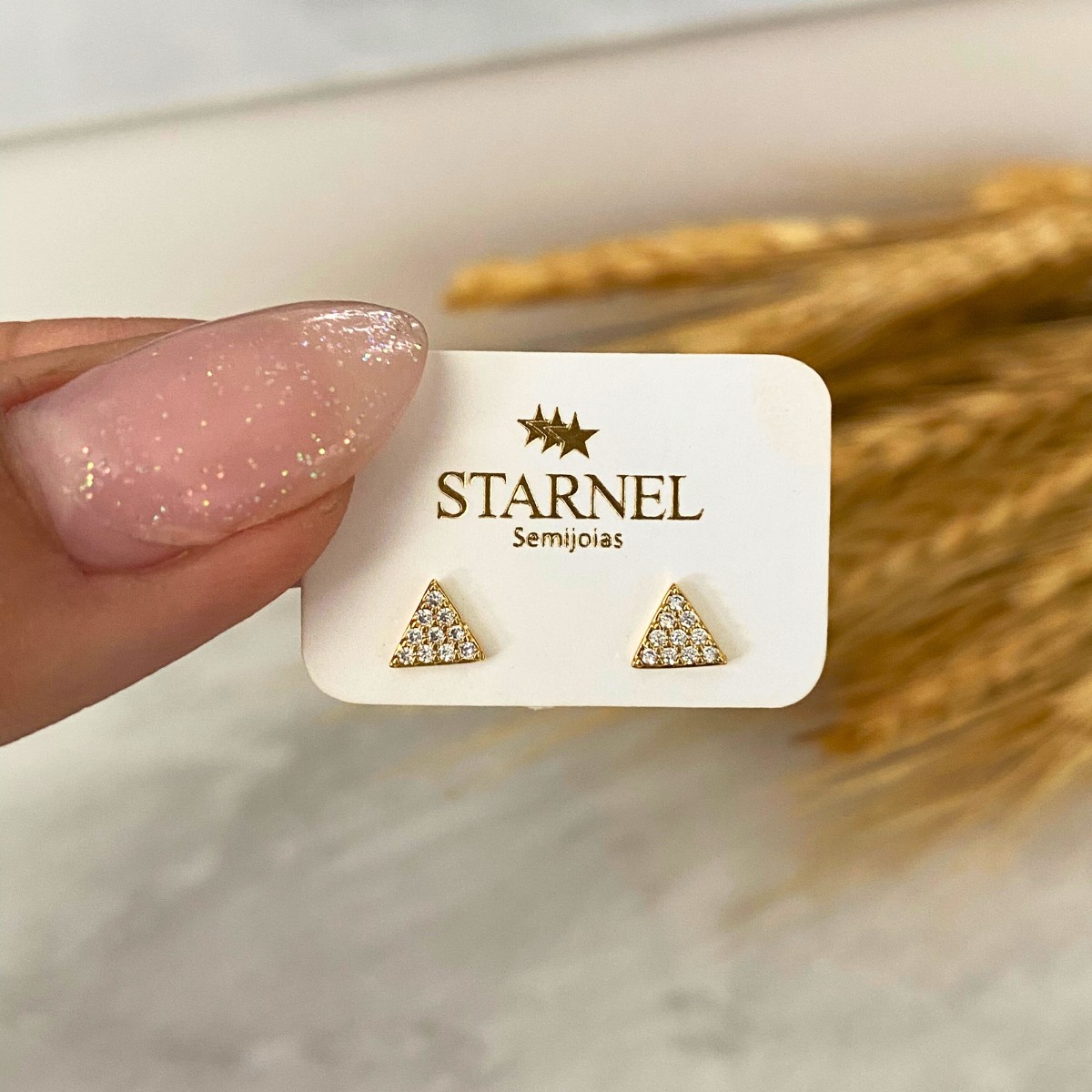 BRINCO PEQUENO CRAVEJADO TRIANGULO 5MM
