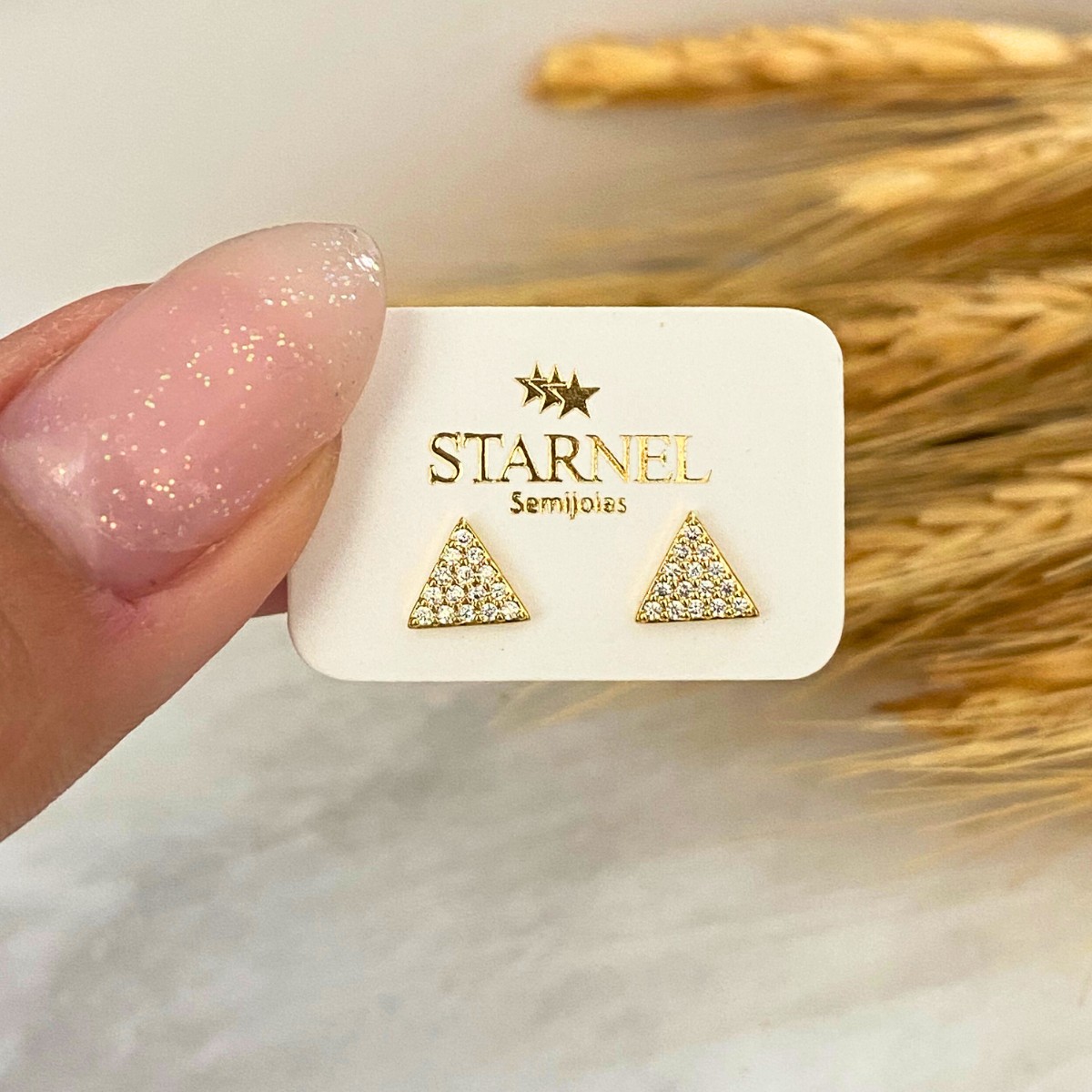 BRINCO PEQUENO CRAVEJADO TRIANGULO 6MM