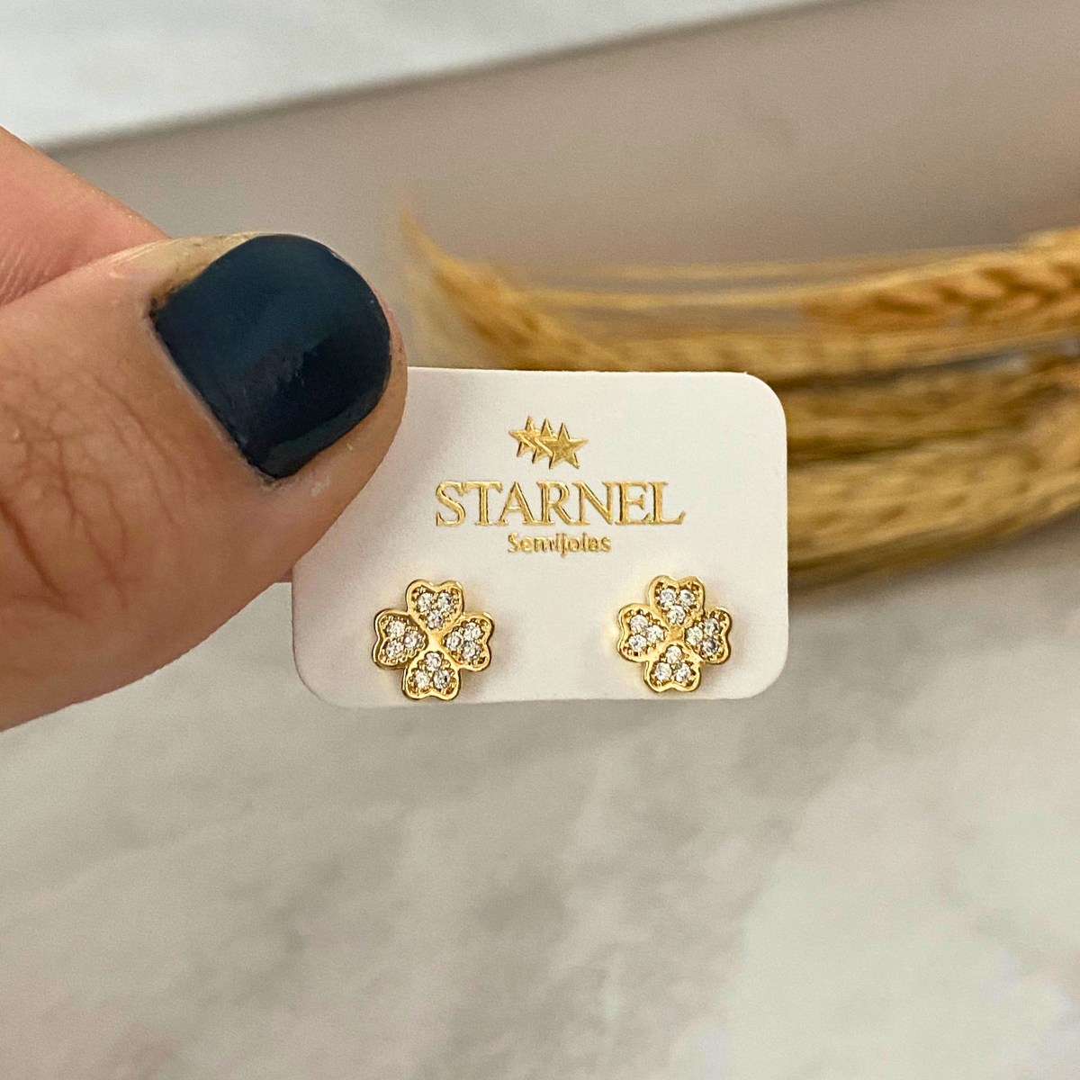 BRINCO INFANTIL PEQUENO CRAVEJADO TREVO CRISTAL 7MM