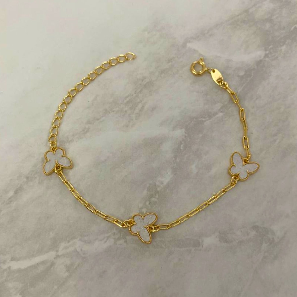 PULSEIRA COM 3 BORBOLETA RESINA BRANCA PEROLADA