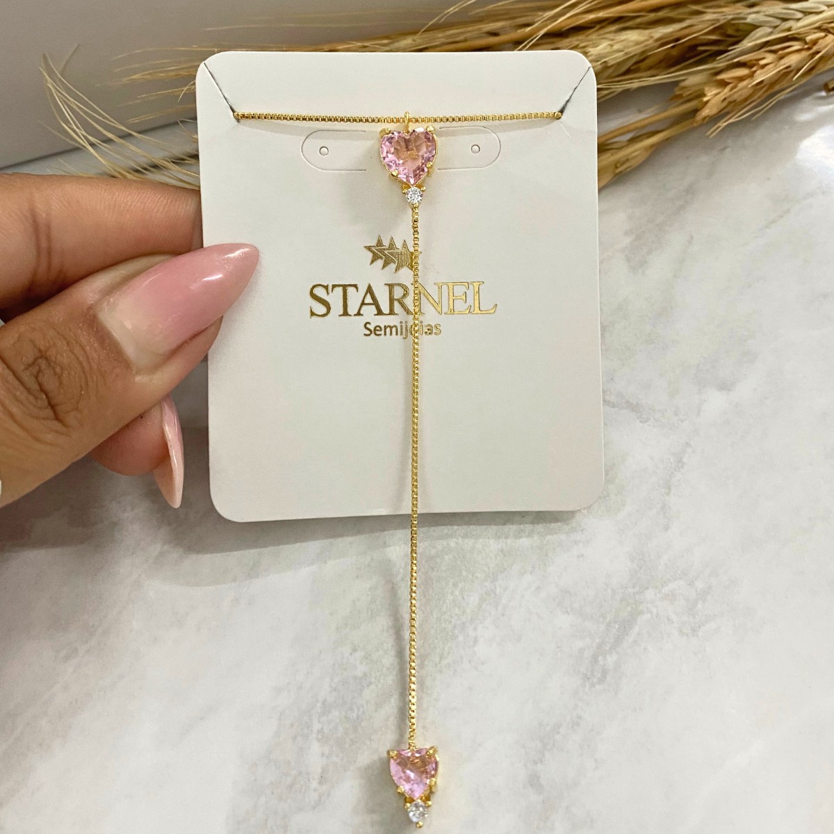 GARGANTILHA GRAVATINHA COM 2 CORAÇAO ROSA ZIRCONIA