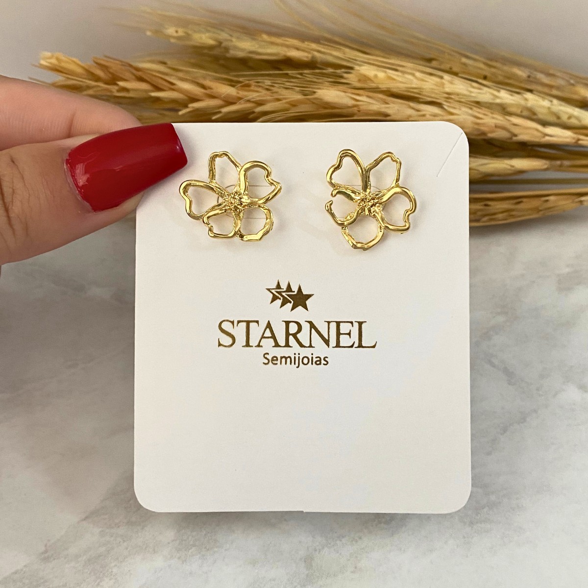 BRINCO MÉDIO FLOR COM 5 PÉTALAS VAZADAS 16MM