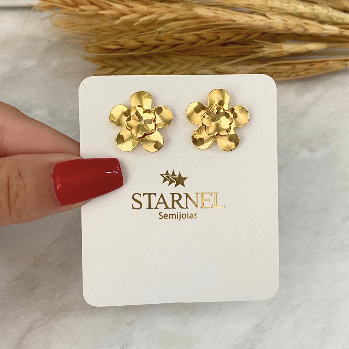 BRINCO MÉDIO FLOR DUPLA CHAPA LISA 18MM