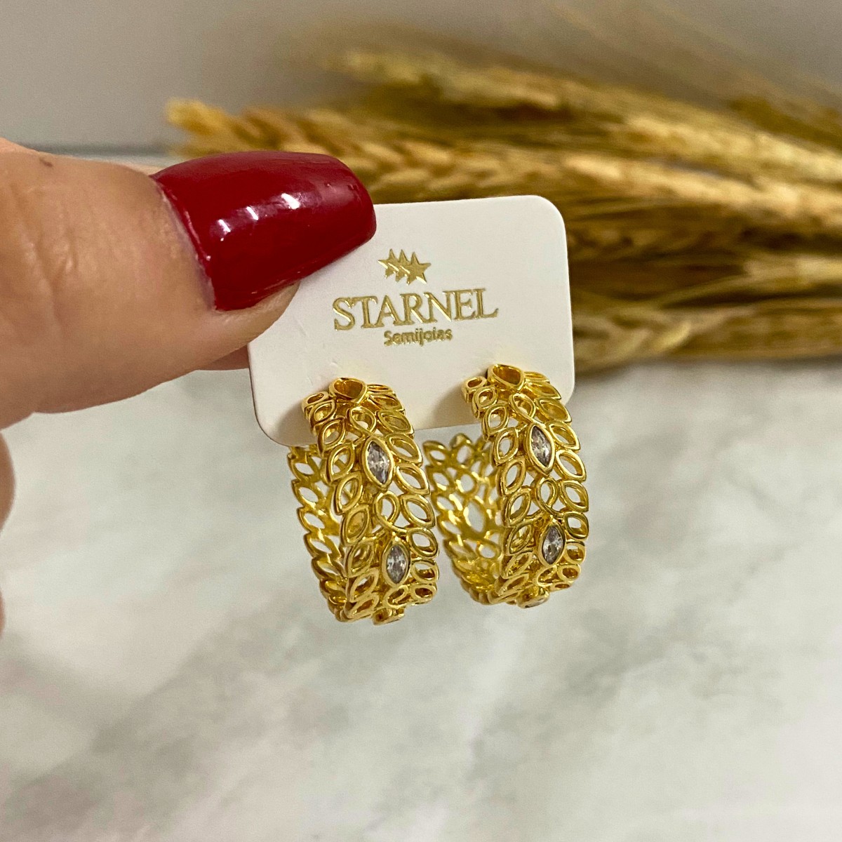 ARGOLA TARRACHA MÉDIA GROSSA COM MINI FOLHAS VAZADAS 3 ZIRCÔNIAS 21MM