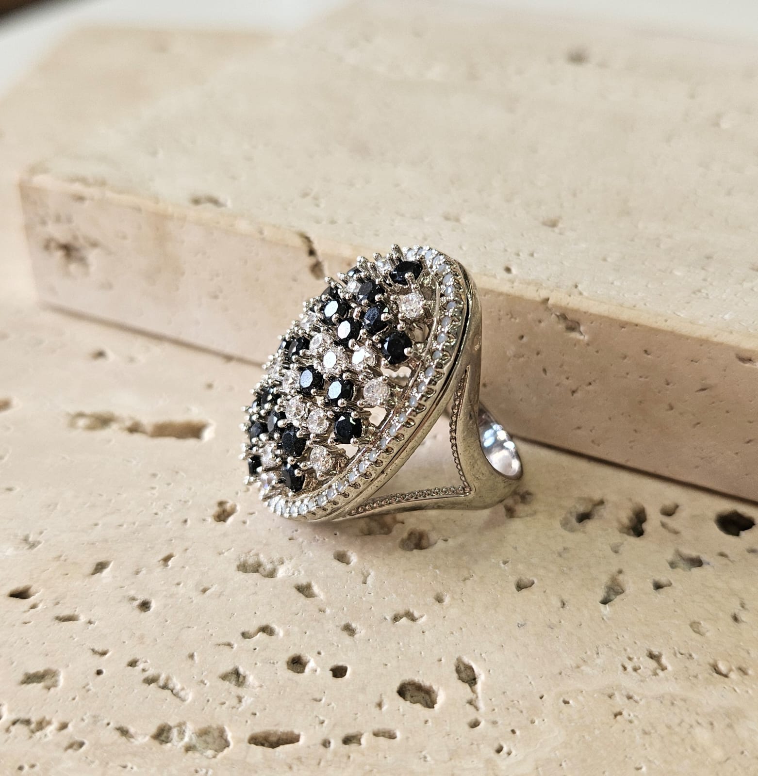 Anel Oval Zirconias Cristal e Negra