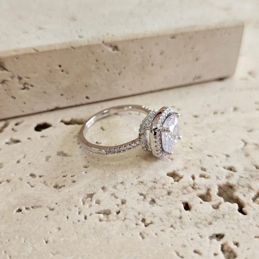 Anel Quadrado Caixa Alta Cravejado em Volta