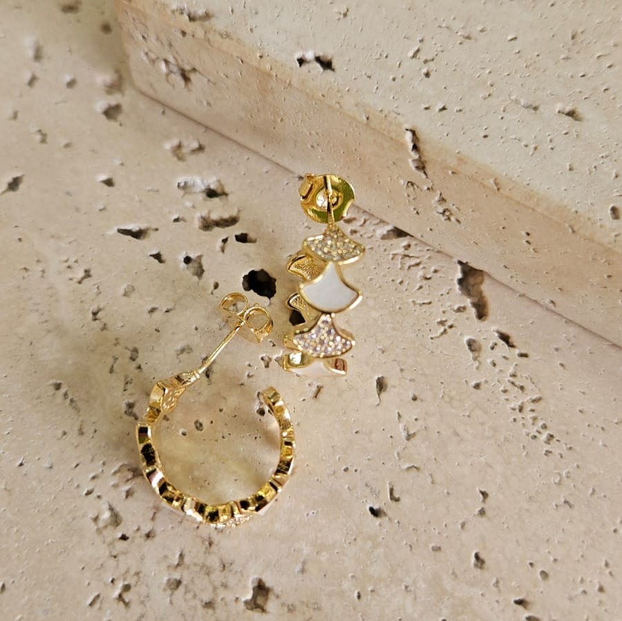 Brinco Argola Cravejada e Resina Branca