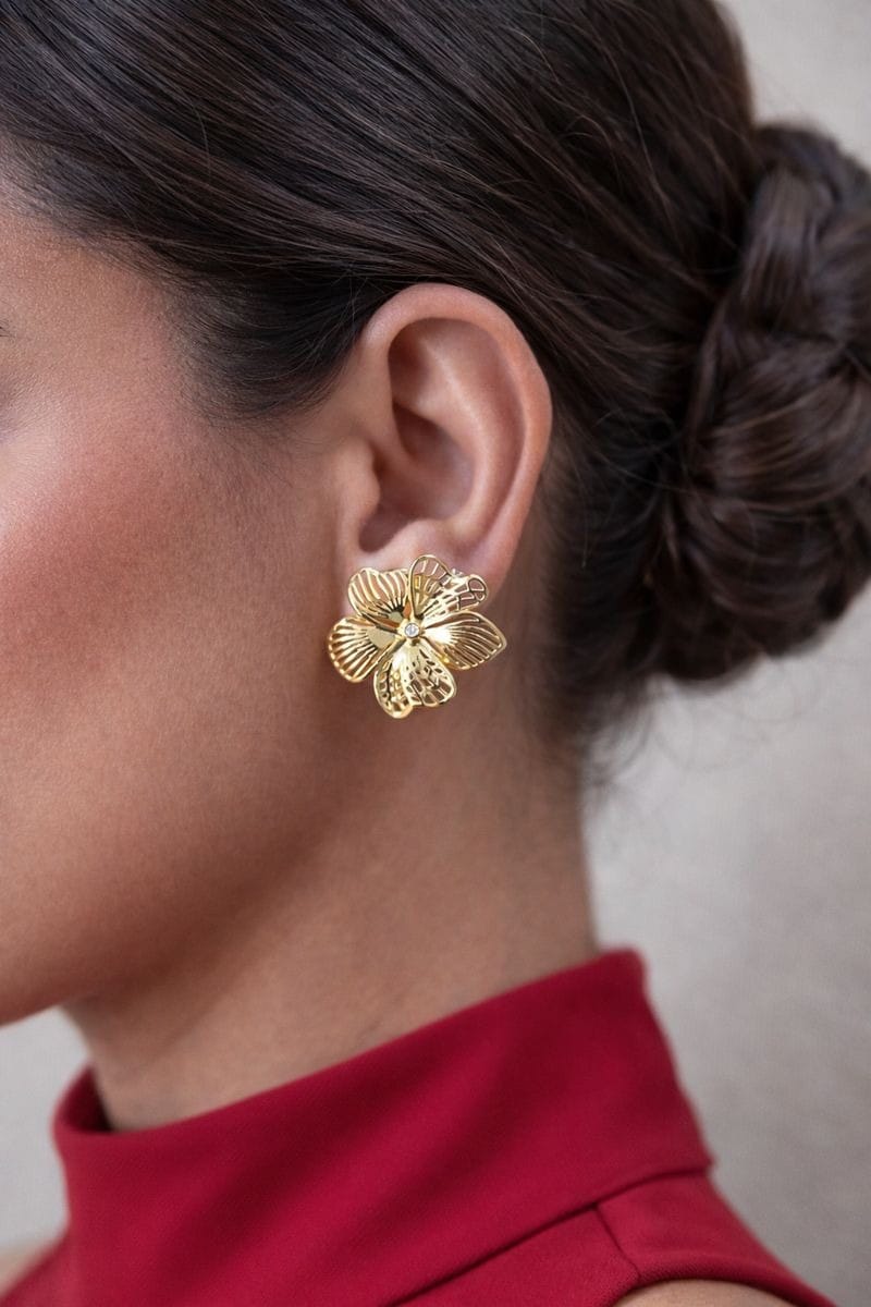 Brinco Flor Texturizada Miolo Zirconia