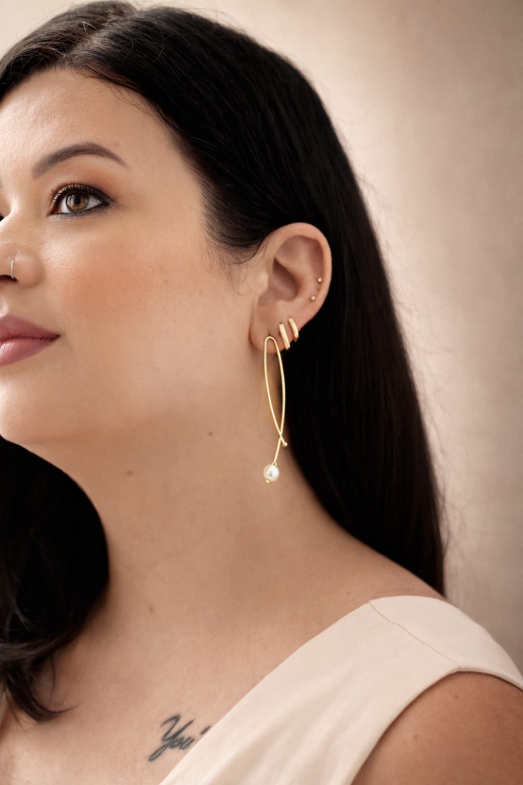 Brinco Longo Estilizado com Perola