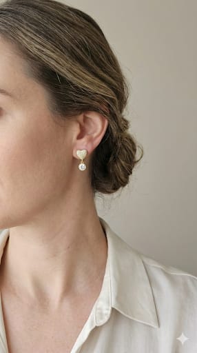 Brinco Coração Cravejado com Zirconia Pendurada