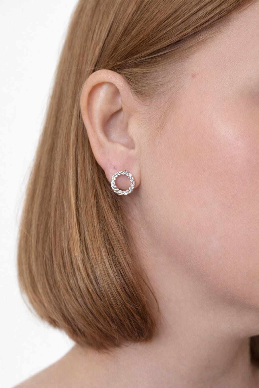 Brinco Aro Torcido e Cravejado