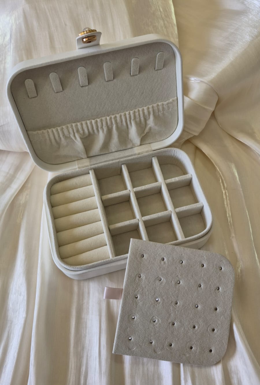 Porta Joia Almofadado Branco Botão Perola 15,5x10,5x5cm