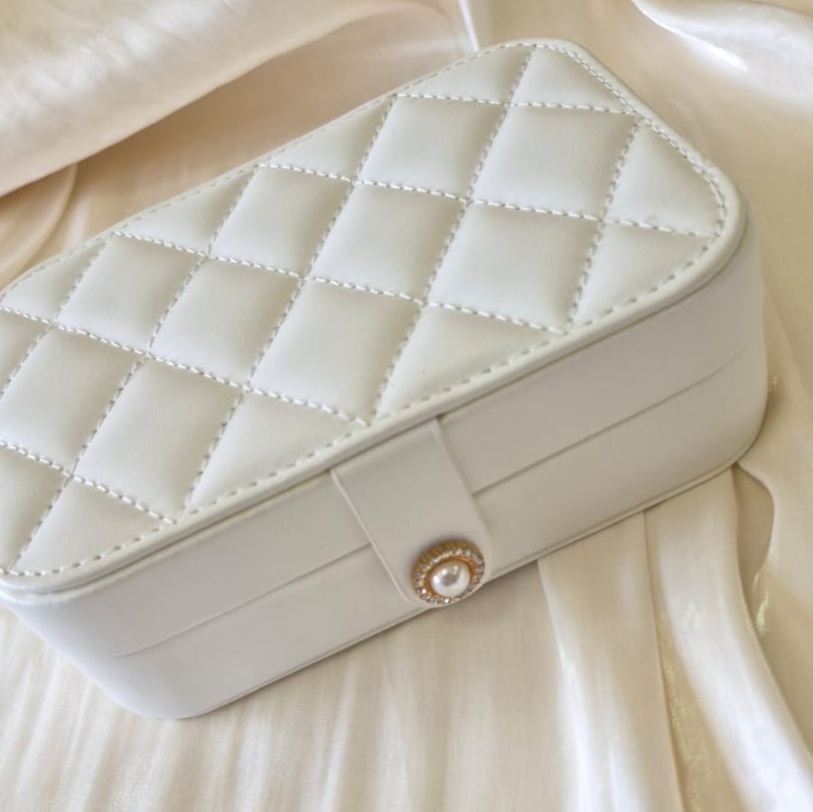 Porta Joia Almofadado Branco Botão Perola 15,5x10,5x5cm