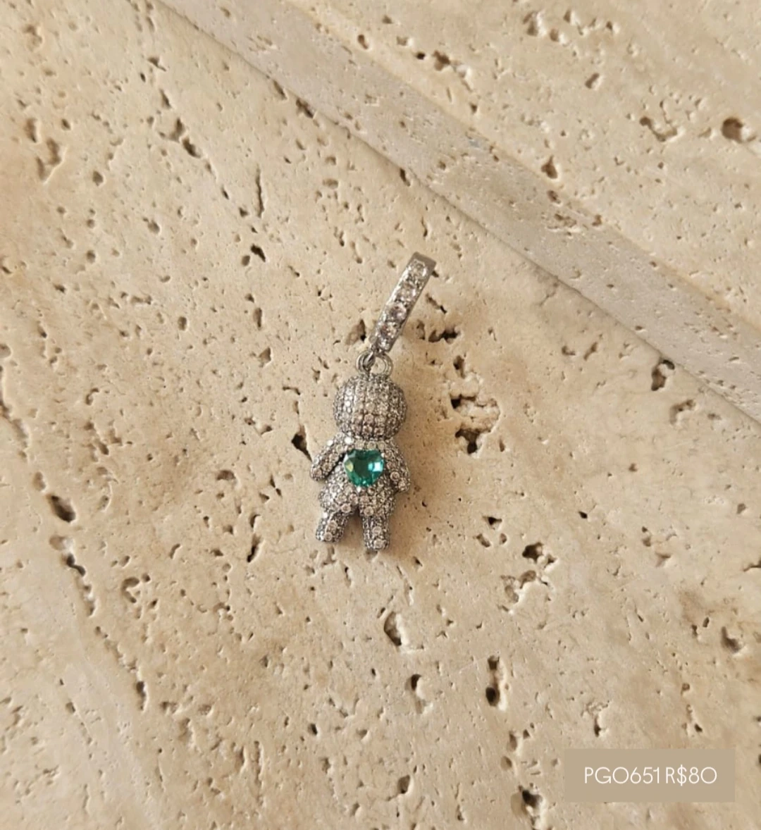 Pingente Menino Cravejado Pedra Verde (1,8x1,0cm)