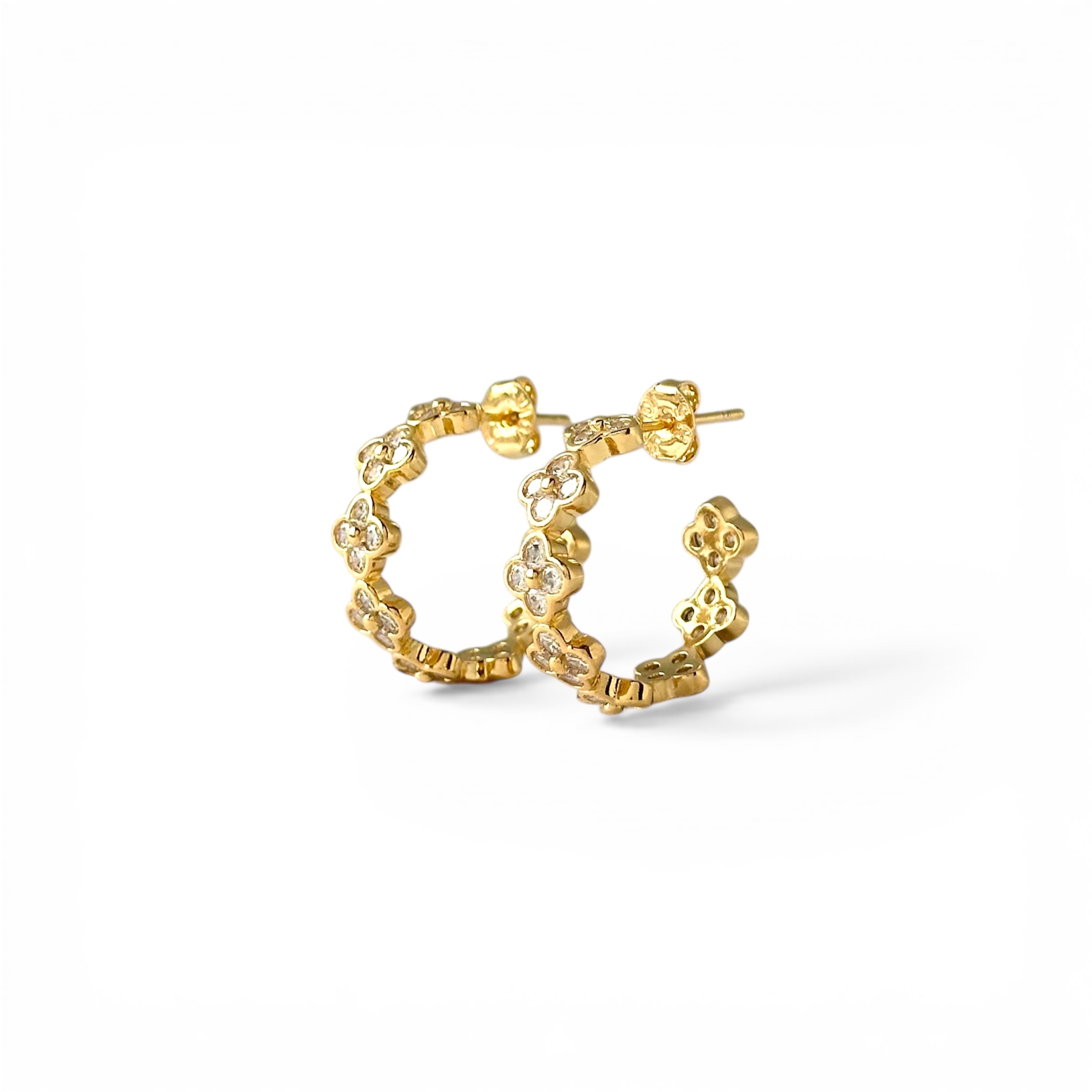 Brinco Exclusivo Argola Aberta Trevos Banhado a Ouro 18k com Zircônias
