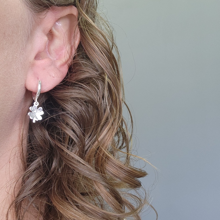 BRINCO PRATA ARGOLA TREVO