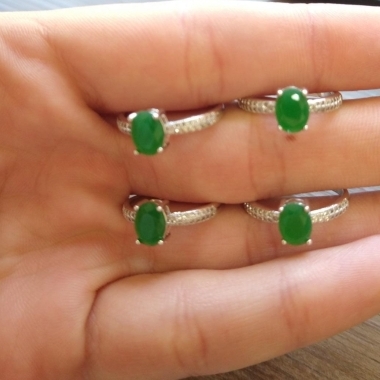 ANEL RB OVAL VERDE CRAVEJADO