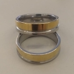 ALIANÇA AÇO  QUADRADA ABAULADA RISCO FAIXA DOURADA  6MM