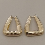 BRINCO FO ARGOLA TRIANGULAR RISCADA G
