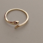 ANEL FO COBRA LISO  FINO OLHO VERMELHO
