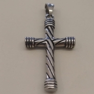 PINGENTE AÇO CRUZ TUBO RISCADA 30MM